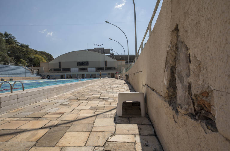 Parede em mau estado de conservação próxima a piscina do centro poliesportivo do complexo do Pacaembu, na zona central da capital paulista