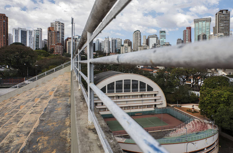 Vista das quadras tênis (descoberta e coberta) do centro poliesportivo onde existe estátua em homenagem à tenista Maria Esther Bueno, no complexo Pacaembu