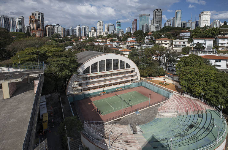 Vista das quadras tênis (descoberta e coberta) do centro poliesportivo onde existe estátua em homenagem à tenista Maria Esther Bueno, no complexo Pacaembu