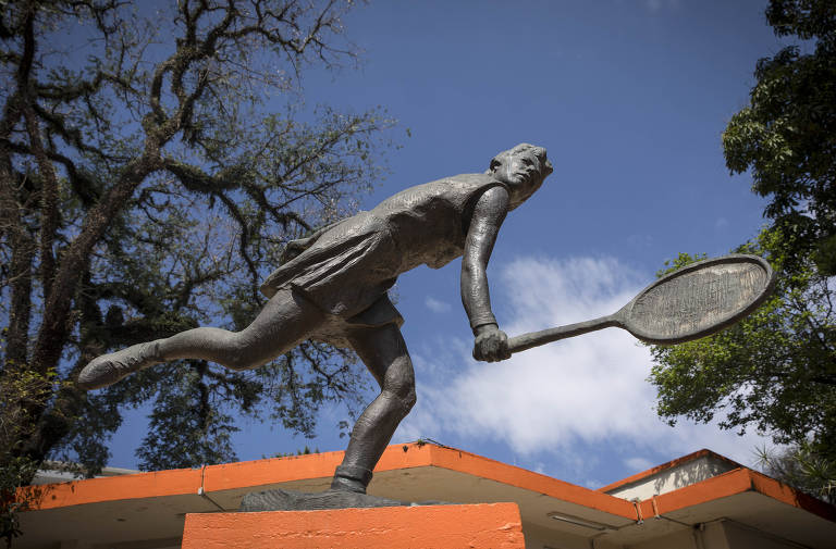 Estátua em homenagem à tenista Maria Esther Bueno, na quadra de tênis do complexo Pacaembu