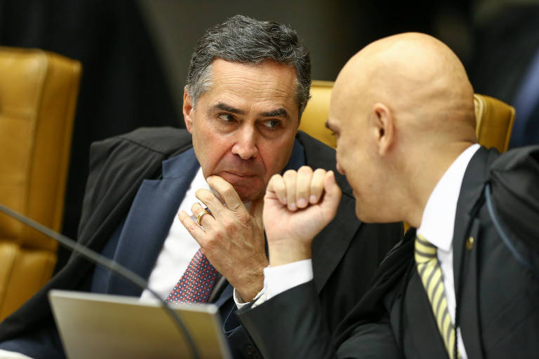 Os ministro Roberto Barroso e Alexandre de Moraes conversam em sessão plenária do STF