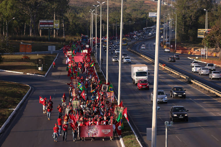 Militantes do MST fazem a Marcha Nacional Lula Livre, em Brasília, no início da manhã