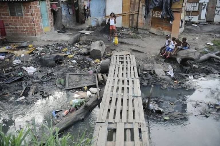 Um quinto das crianças brasileiras vive em casas com fossas rudimentares ou ao lado de valões
