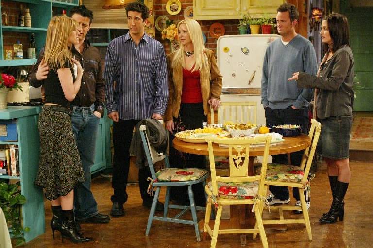 Os atores Jennifer Aniston, Matt LeBlanc, David Schwimmer, Lisa Kudrow, Matthew Perry, e Courtney Cox Arquette, em cena do último episódio do seriado Friends (Divulgação)