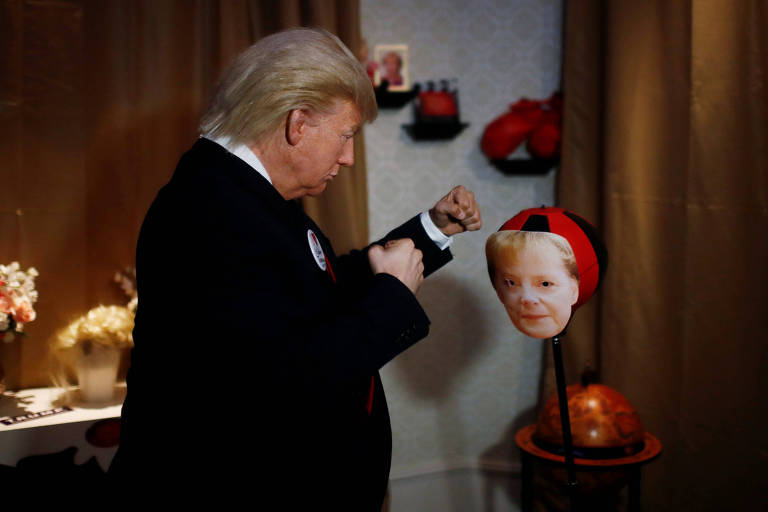 "Estátua viva" de Trump golpeia imagem de Merkel no Madame Tussaud de Berlim