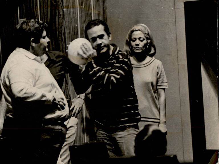 Jô Soares, Ronald Golias e Branca Ribeiro em cena do programa humorístico "Família Trapo", da TV Record