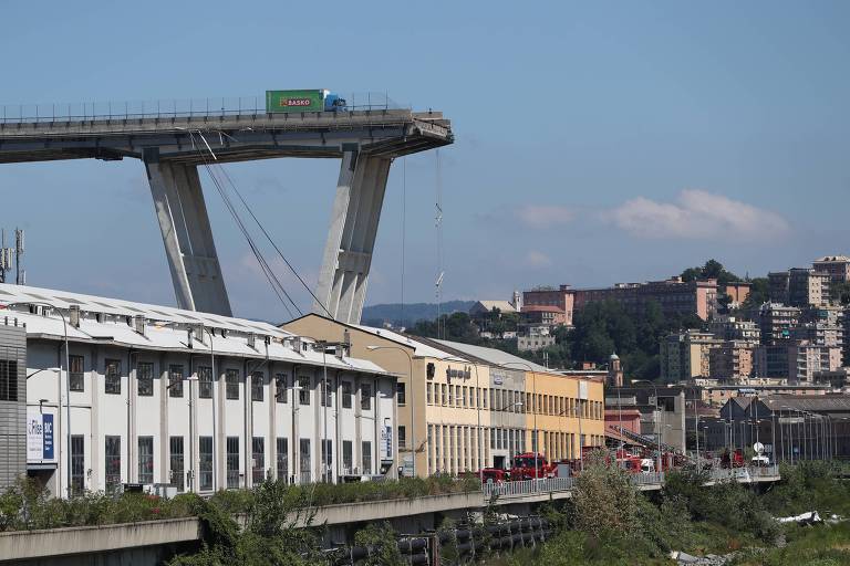 Trecho da ponte Morandi que não desabou em Gênova; socorristas continuam trabalho de resgate de sobreviventes nesta quarta (15)