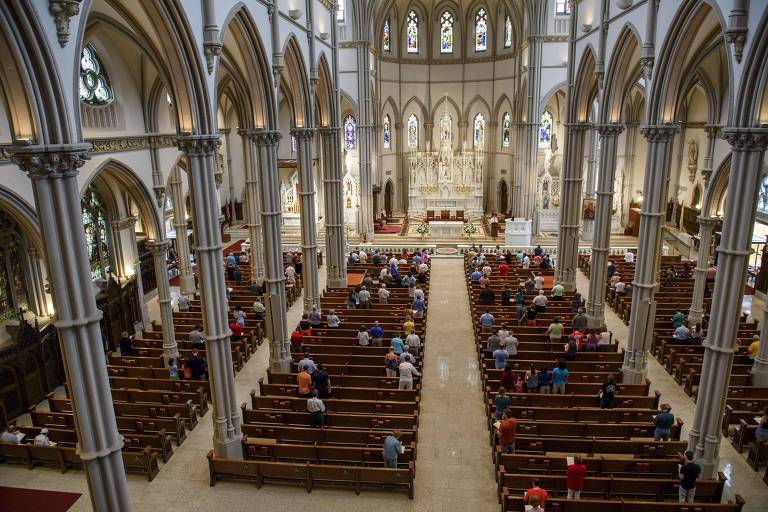 Fiéis participam de missa na Catedral de St. Paul, em Pittsburgh (no estado da Pensilvânia), uma das dioceses envolvidas no novo escândalo 
