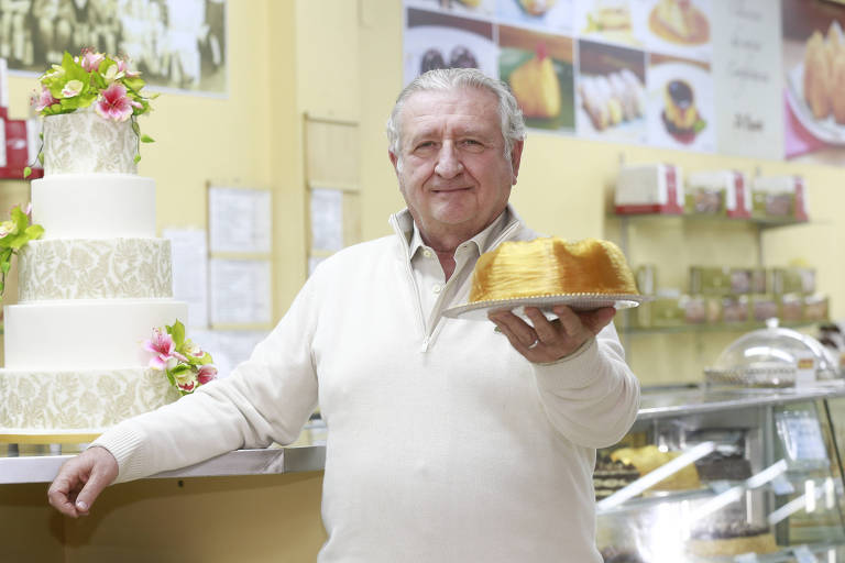Francesco Paolo Lo Schiavo, 67, dono da Di Cunto,  segura torta Regina, especialidade da casa