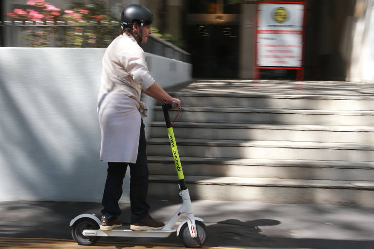 O paulistano Kleber Scatena testa o patinete elétrico da startup de mobilidade Scoo (responsável pela chegada dessa modalidade de transporte ao pais) na rua Haddock Lobo; desde o dia 11 de agosto, eles operam em período de testes e estão à disposição dos moradores da capital para uso gratuito, na região da av. Paulista