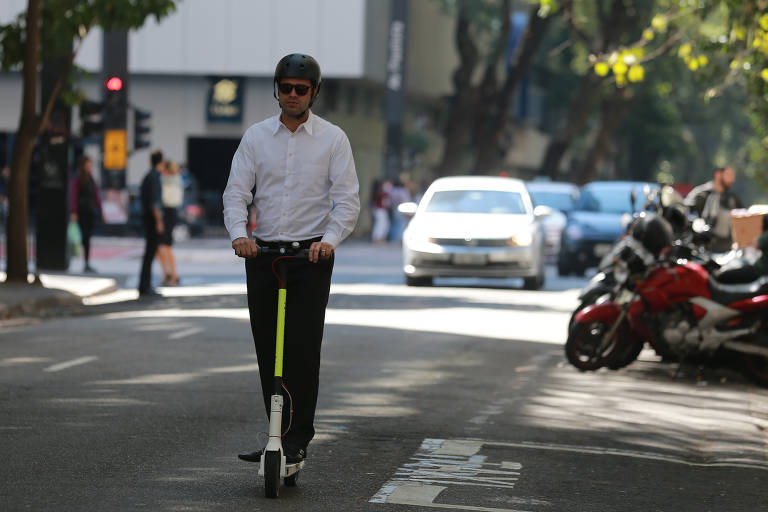 O arquiteto Bruno Valente, 40, trabalha na rua Augusta (centro) e pensa em usar o novo modelo de transporte, de patinete, para completar trajetos fora do metrô