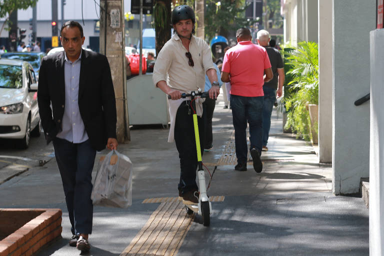 O paulistano Kleber Scatena testa o patinete elétrico da startup de mobilidade Scoo (responsável pela chegada dessa modalidade de transporte ao pais) na rua Haddock Lobo; desde o dia 11 de agosto, eles operam em período de testes e estão à disposição dos moradores da capital para uso gratuito, na região da av. Paulista