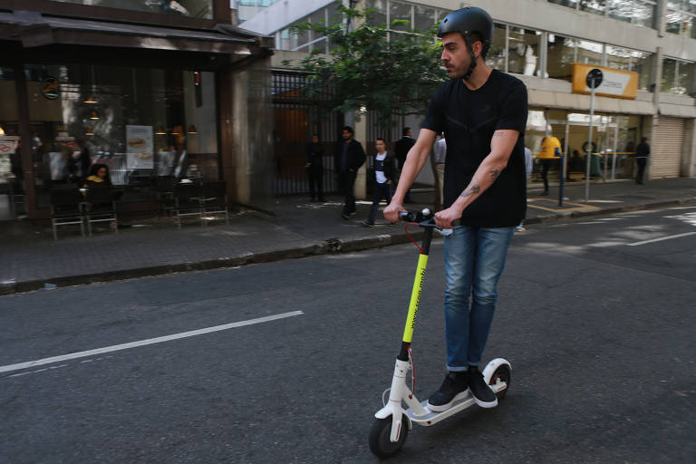 O publicitário Guilherme Prommel, 34, testou a patinete elétrica no dia 14 de agosto, e ficou animado. “Eu gosto de andar de skate, então achei [o patinete] muito prático”, afirma