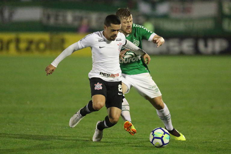 Fagner, do Corinthians, disputa uma bola durante a partida de volta das quartas de final da Copa do Brasil, em Chapecó