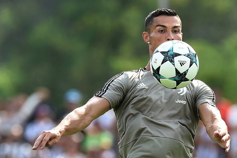 Cristiano Ronaldo domina uma bola no peito durante treino pela Juventus, de Turim, sua nova equipe