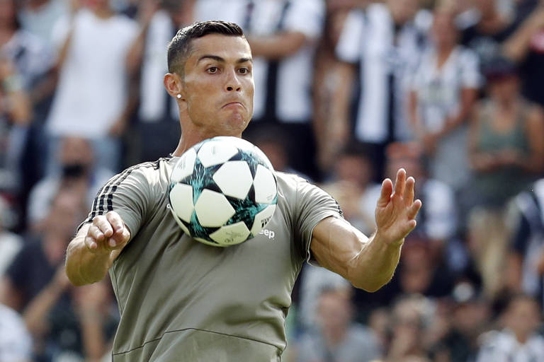 Cristiano Ronaldo domina a bola no peito durante treino pela Juventus