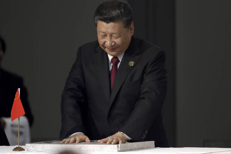 O líder chinês, Xi Jinping, deixa a marca de suas mãos em peça de argila durante cerimônia dos dez anos dos Brics, em cúpula em Joanesburgo, na África do Sul