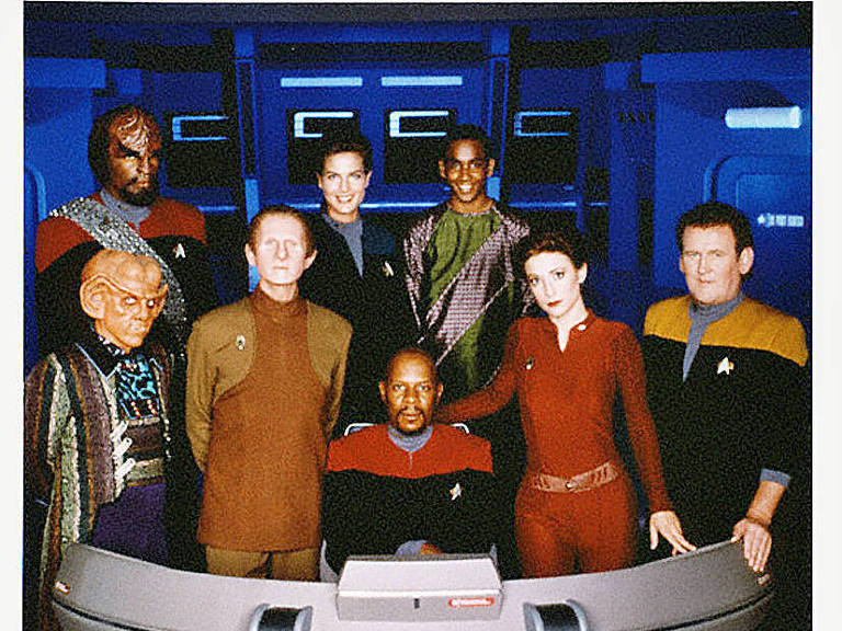Elenco do seriado 'Star Trek: Deep Space Nine'; o metamorfo Odo, que vem ao Brasil, é o terceiro da esq. para dir. 