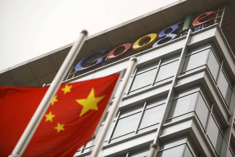 Bandeira da China hasteada em frente a um escritório do Google em Pequim