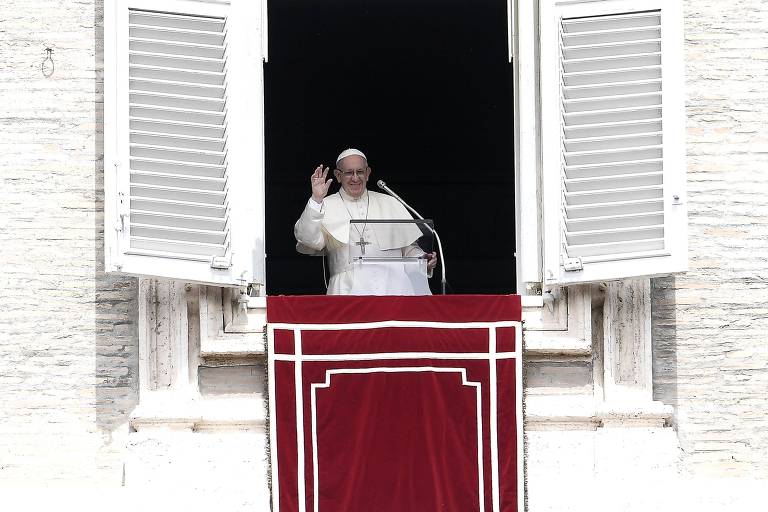 O papa Francisco acena para fiéis durante cerimônia na praça de São Pedro, no Vaticano, nesta quarta (15) 