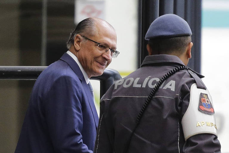 O presidenciável Geraldo Alckmin (PSDB) deixa o Ministério Público de São Paulo após prestar depoimento em caso sobre improbidade administrativa