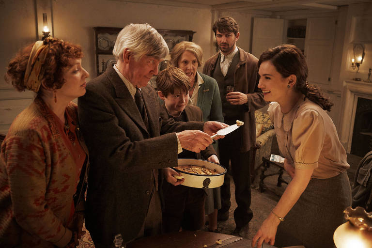 Lily James em cena do filme A Sociedade Literária e a Torta da Casca de Batata, de Mike Newell