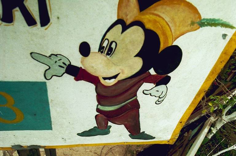 Placa com desenho do Mickey, no bairro Parque Dourado, em Ferraz de Vasconcelos (Grande SP)