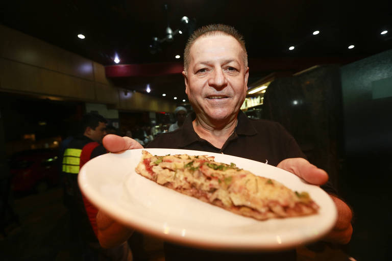 Rivaldo Freitas, 59, trabalha há 42 anos na Pizzaria do Angelo