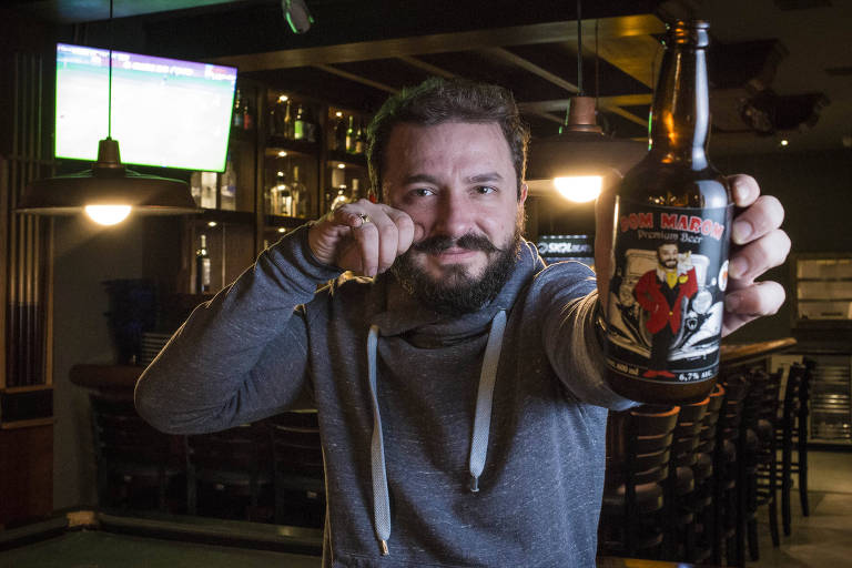 Maroun Haddad, 33, mostra cerveja fabricada por ele, a próxima que venderá no bar C.C. Rider