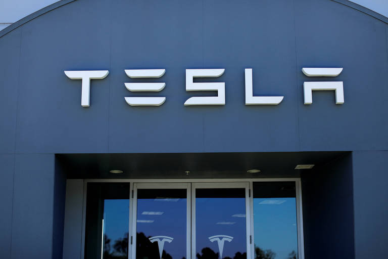 Logotipo da Tesla em fábrica da companhia