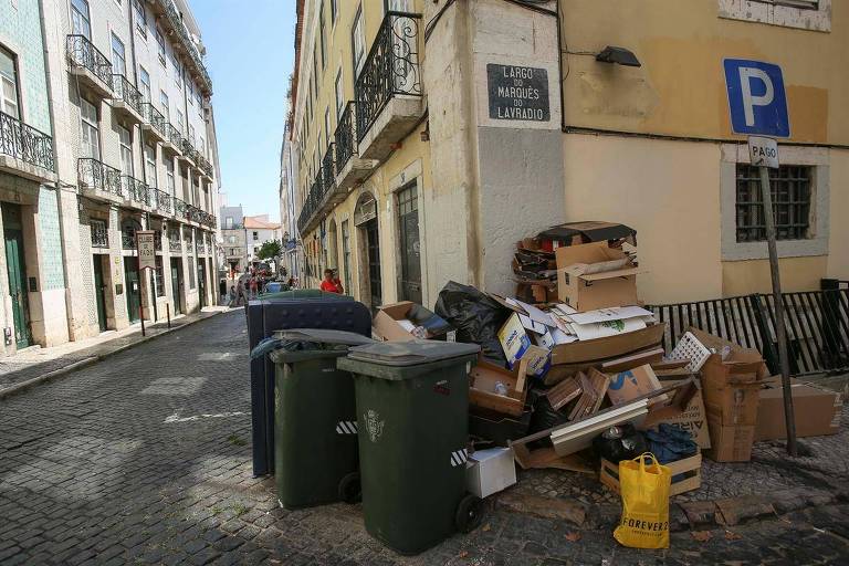 Lixo se acumula em rua de Lisboa; moradores reclamam de poucos horários de coleta