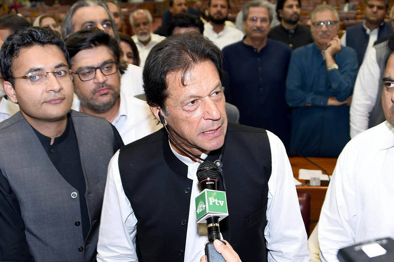 Imran Khan (centro) fala à imprensa nesta sexta (17) após ser eleito premiê pelo Parlamento do Paquistão