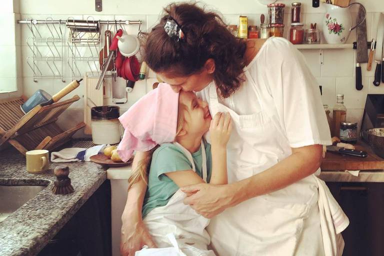 Paola Carosella e a filha, Francesca brincam na cozinha