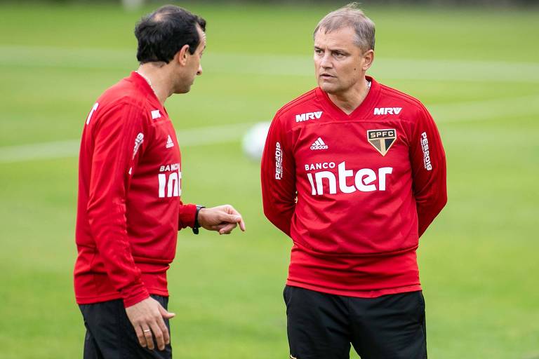 Diego Aguirre conversa com o preparador físico Fernando Piñatares durante treino do São Paulo