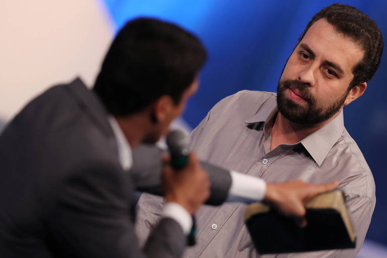 Candidato Cabo Daciolo, com uma Bíblia na mão, fala durante debate