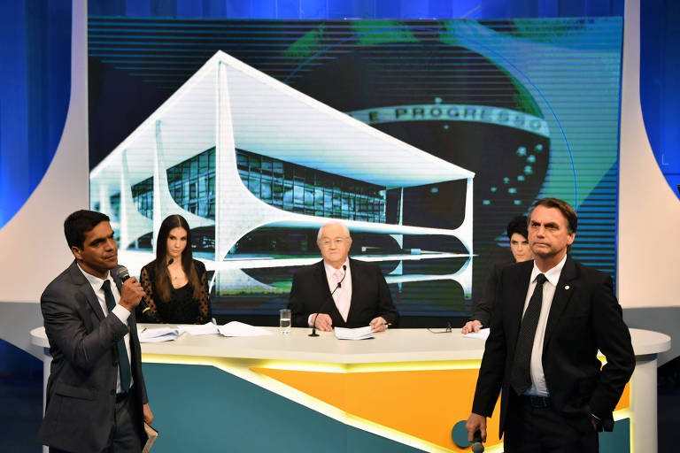 Cabo Daciolo (Patriota) faz pergunta para Jair Bolsonaro (PSL) durante debate dos presidenciáveis
