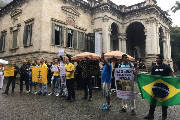 Grupos protestam contra a exposição Queermuseu, no Rio