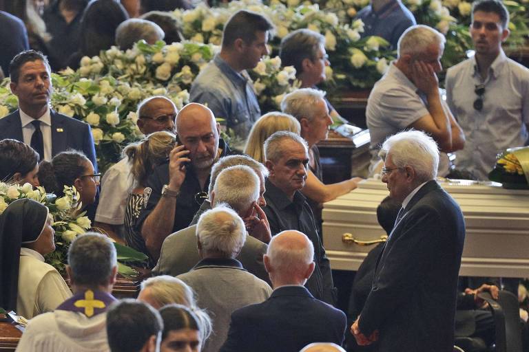 O presidente Sergio Mattarella, em pé à direita, durante missa fúnebre em Gênova
