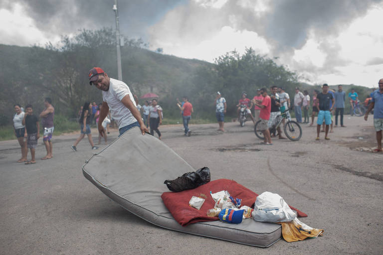 Venezuelanos e brasileiros se confrontam em Roraima