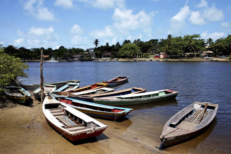 Vila de Caraíva, no litoral sul baiano, em Porto Seguro, com pequenos barcos à beira do rio