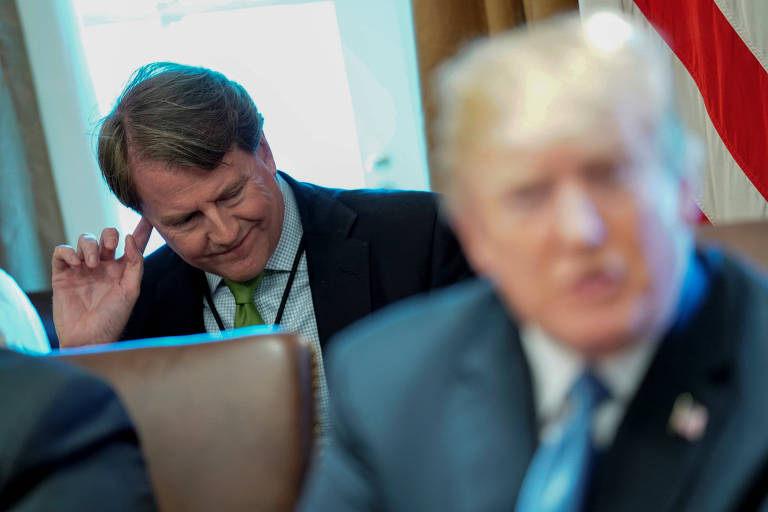 O conselheiro da Casa Branca, Don McGahn, aparece ao fundo durante reunião com o presidente Donald Trump  
