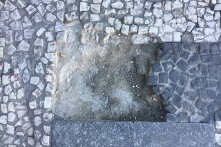 Calçadas portuguesas esburacadas na praça Padre Manoel da Nóbrega