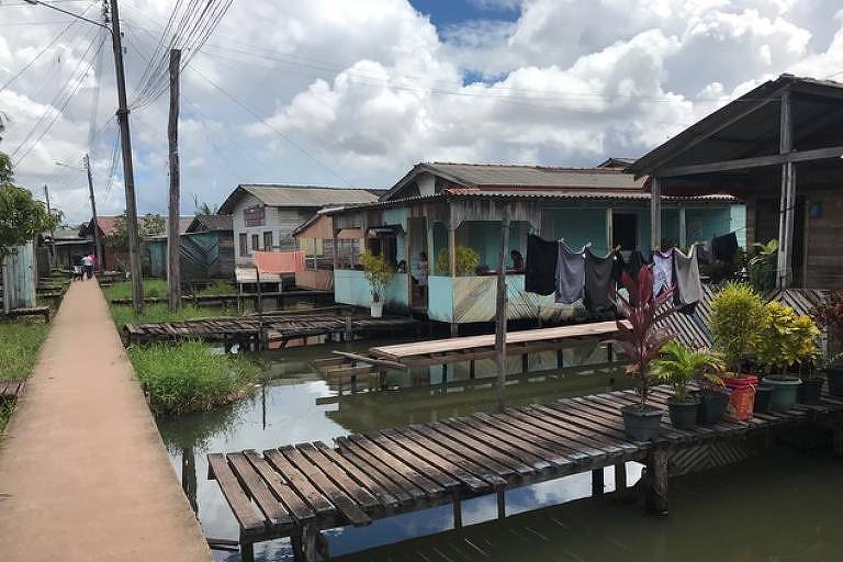 Casas sobre palafitas em Macapá, no Amapá