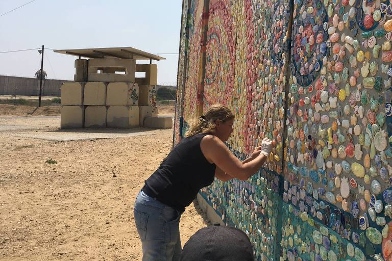 A artista plástica israelense Tzameret Zamir produzindo um de seus mosaicos próximo do vilarejo de Netiv Haassará, onde mora 