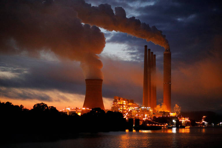 Usina de energia a carvão nos EUA solta fumaça ao amanhecer