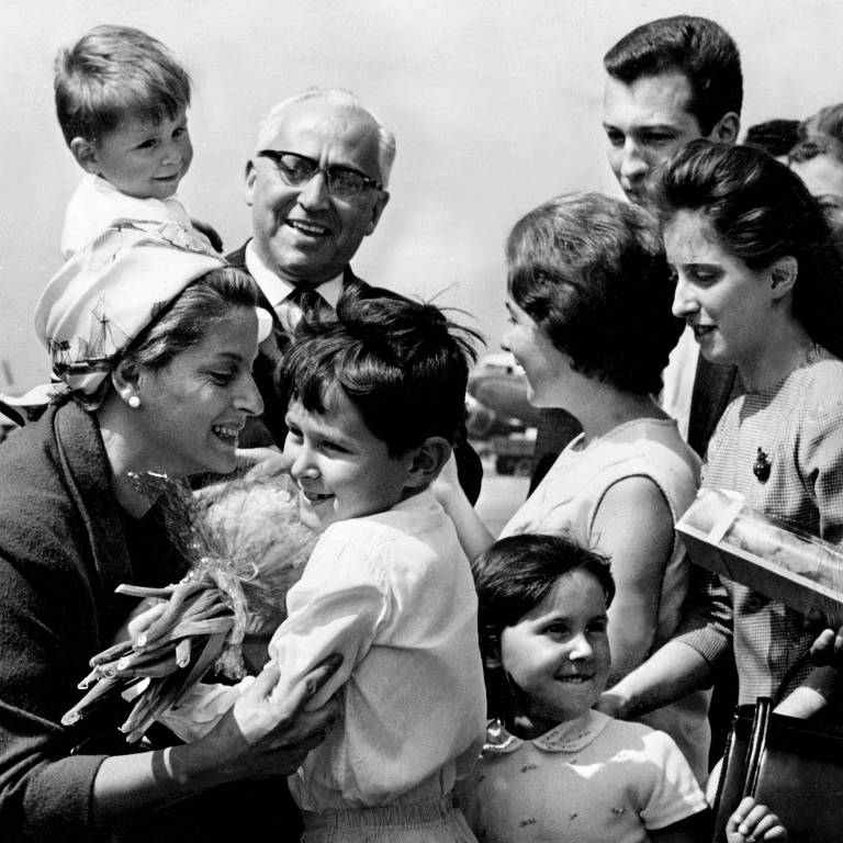 No aeroporto de Congonhas, Otavio Frias Filho recebe a mãe, Dagmar, com flores. Atrás dele, a irmã, Maria Cristina, e, à direita, a outra irmã, Maria Helena. Ao fundo, o patriarca, Octavio Frias de Oliveira, com Luiz no colo