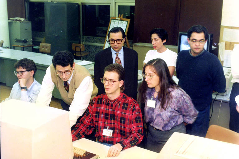 Na Redação, Otavio Frias Filho (de colete) com os jornalistas Matinas Suzuki, Melchiades Filho, Eleonora de Lucena, Lenora de Barros e Marcos Augusto Gonçalves, no dia da votação do impeachment do então presidente Fernando Collor, em 1992