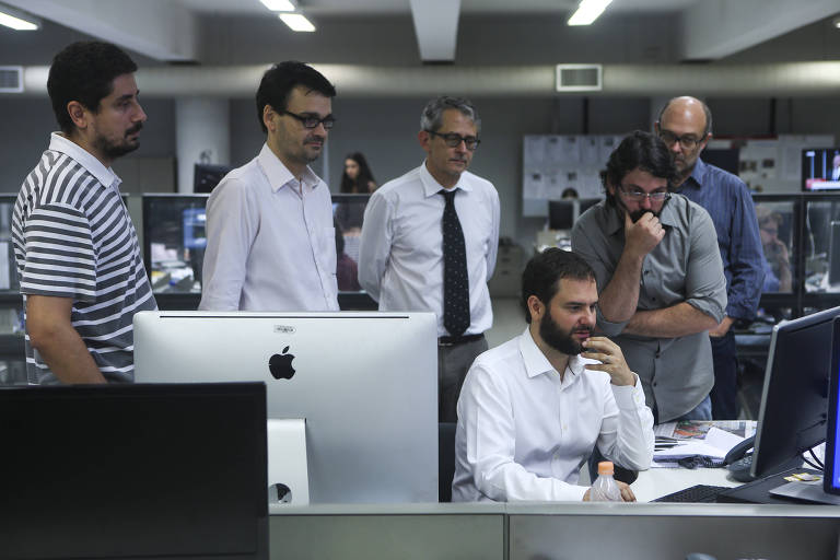 Na edição sobre o impeachment da então presidente Dilma Rousseff, em 2016, os jornalistas Clayton Bueno, Vinicius Mota, Otavio Frias Filho, Sérgio Dávila, Matheus Magenta e José Henrique Mariante