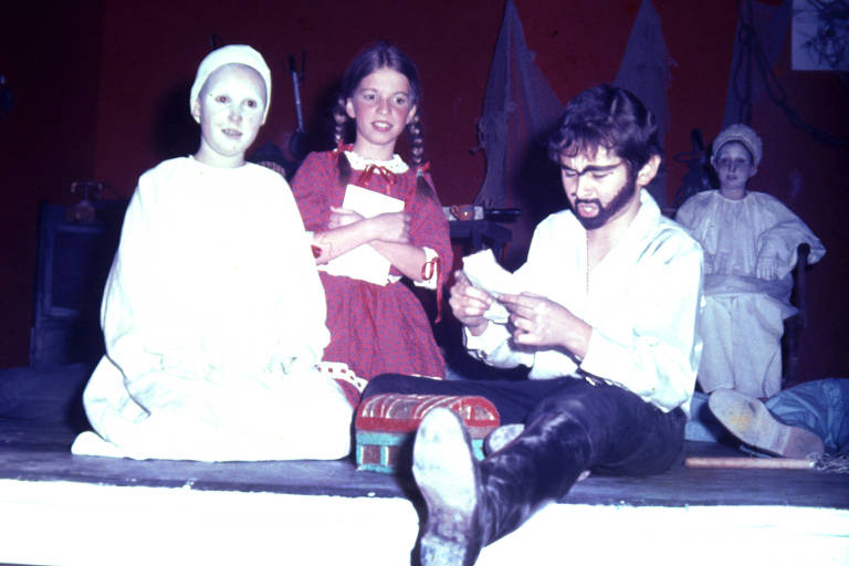 Um jovem Otavio Frias Filho como pirata da perna de pau em cena de "Pluft, o Fantasminha", de Maria Clara Machado, em 1970, no teatro Gazeta. À esquerda, de branco, a irmã Maria Cristina; à direita, de branco, a irmã Maria Helena