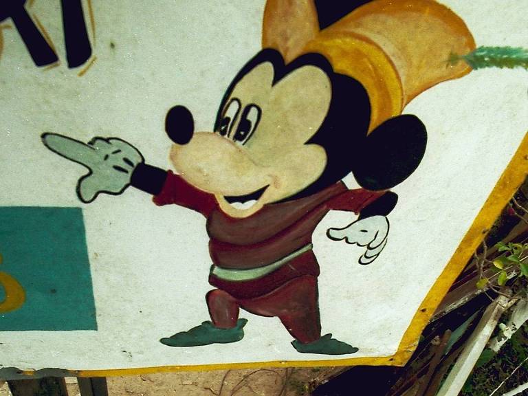 'Disneylândia brasileira' em Ferraz de Vasconcelos tem Mickey e Minnie